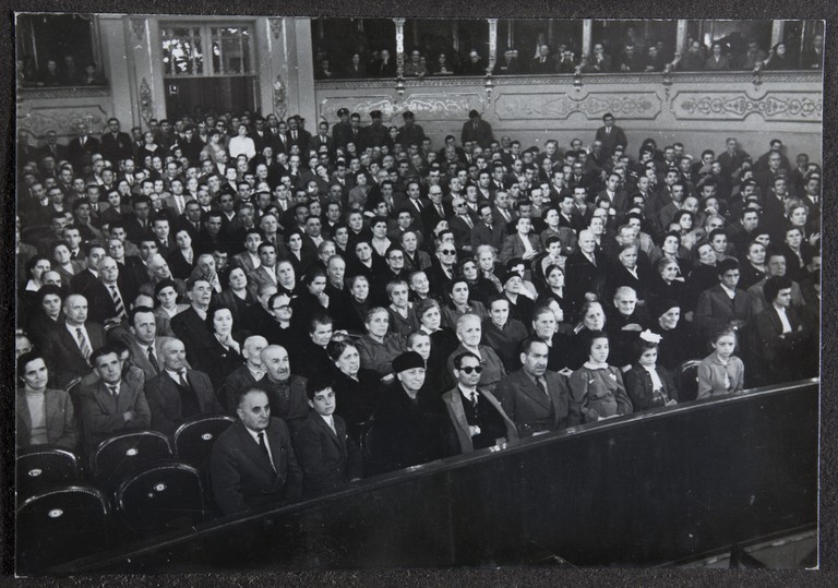 Reggio Emilia, 1955, Teatro Valli, Festeggiamenti per l'80° di Alcide Cervi, panorama del pubblico
